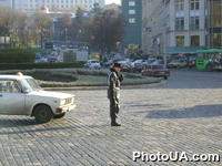 Европейская площадь в Киеве. Регулировщик дорожного движения