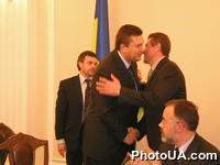 Премьер-министр Украины, председатель Национального Олимпийского комитета В.Янукович провел заседание НОК. На фото: Премьер-министр Украины В.Янукович поздравляет легкоатлета С.Бубку с присвоением звания "Чемпиона ЮНЕСКО" по спорту