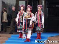 Девушки в украинских народных костюмах встречают гостей хлебом-солью