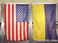 Государственные флаги Украины и Соединенных Штатов Америки