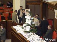 23 декабря в повестке дня работы ВР рассмотрение трех законопроектов о внесении изменений в Конституцию Украины. На фото: представители фракций парламентского меньшинства "Наша Украина", СПУ и БЮТ заблокировали места президиума и парламентскую трибуну