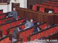 23 декабря в повестке дня работы ВР рассмотрение трех законопроектов о внесении изменений в Конституцию Украины. Опозиция блокирует работу парламента. На фото: народные депутаты Украины оставались в зале пленарных заседаний на ночь