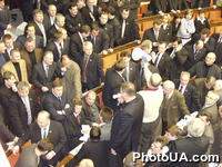 23 декабря в повестке дня работы ВР рассмотрение трех законопроектов о внесении изменений в Конституцию Украины. Оппозиция блокирует работу парламента. На фото: представники оппозиции залезли на столы и продолжают блокировать работу ВР
