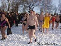 Православные отмечают Крещение Господне. На фото: праздник Водокрещения в Гидропарке в Киеве. Неотъемлемый атрибут праздника - "моржи"