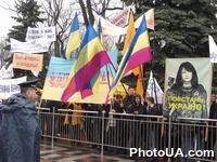 Пикетирование Верховной Рады Украины, организованное Блоком Виктора Ющенко ⌠Наша Украина. Главный лозунг - ⌠Изменениями в Конституции народ не накормишь!■