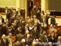 Верховная Рада Украине не приняла законопроект ╧ 4105 "О внесении изменений в Конституцию Украины". На фото: народные депутаты Украины Ю.Тимошенко и В.Ющенко радуются по случаю непринятия законопроекта