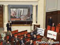 В Верховной Раде Украины рассматривается вопрос о криминальных событиях, которые произошли во время выборов мэра Мукачево Закарпатской области 18-19 апреля 2004 года. На фото: на табло в сессионном зале парламента демонституются видеосъемки событий