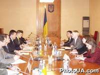 В Украину с официальным визитом прибыл второй заместитель Государственного секретаря США Стивен Пайфер. На фото: встреча премьер-министра Украины Виктора Януковича со вторым заместителем Государственного секретаря США Стивеном Пайфером