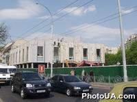 Здание кинотеатра "Звездный" в Киеве по улице Московской
