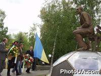 В Киеве 12-14 мая пройдет Международный футбольный турнир памяти Валерия Лобановского. На фото: церемония возложения цветов к памятнику Валерию Лобановскому