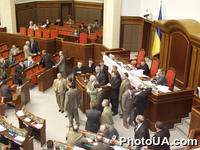 Верховная Рада Украины сегодня повторно не согласилась рассмотреть проекты постановлений о выводе украинского миротворческого контингента из Ирака. Народные депутаты Украины, члены фракции КПУ блокируют работу парламента, требуя рассмотрения вопроса