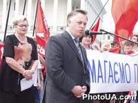 На Майдане Незалежности в Киеве проходит митинг левых сил против войны в Ираке - ⌠Верните детей из Ирака. Нет кровавой войне!■. На фото: лидер Коммунистической партии Украины Петр Симоненко