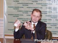 Национальный банк Украины провел презентацию банкноты номиналом 2 гривни нового образца. На фото: И.о. Председателя Национального банка Украины Арсений Яценюк