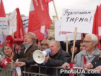 Под стенами парламента проходит митинг в поддержку законопроекта принятия законопроекта об отмене льгот и привилегий чиновникам