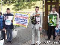 Возле здания Кабинета Министров Украины состоялся митинг протеста детей-сирот Днепропетровска за положительное решение вопроса о возвращении жилья, которое у них было отобрано после решения о лишении их родителей родительских прав