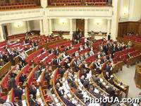 Парламент заслушал информацию ЦИК о результатах выборов Президента Украины-2004. На фото: Члены фракций большинства повесили на свои столы бело-голубые шарфы за Януковича, члены "Нашей Украины" и БЮТ - оранжевые флажки "Так! Ющенко!"