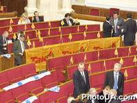 Парламент заслушал информацию ЦИК о результатах выборов Президента Украины-2004. На фото: Члены фракций большинства повесили на свои столы бело-голубые шарфы за Януковича, члены "Нашей Украины" и БЮТ - оранжевые флажки "Так! Ющенко!"