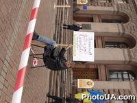 Возле КГГА около 100 представителей Партии зеленых Украины протестуют против передачи земли в Пуще-Водице чиновникам