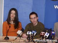Пресс-конференция на тему: ⌠Помощь журналистам, теряющим работу в результате борьбы против цензуры■. На фото: журналисты телеканала "1+1" Наталья Фицич и Игорь Скляревский