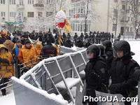 Участники акции гражданского неповиновения продолжают митинг в поддержку кандидата в президенты Виктора Ющенко на улицах Банковой и Лютеранской в Киеве у здания Администрация Президента Украины