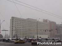 Более 40 грузовиков с песком утром в среду находятся вокруг здания Центральной избирательной комиссии