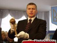 В Национальном музее истории Украины в рамках выставки "Гетьманские клейноды и личные вещи Б.Хмельницкого" Богдан Губский демонстрирует гетьманскую булаву, которую впервые за 350-летнюю историю привезли в Украину