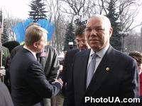 Вице-спикер ВР Украины А.Зинченко встречает высоких гостей, которые прибыли в Украину на церемонию инаугурации новоизбранного Президента Украины Виктора Ющенко. На фото: госсекретарь США Колин Пауэлл и посол США в Украине Джон Хербст