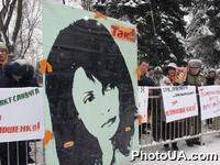 В четверг в Киеве около 300 сторонников и противников назначения Юлии Тимошенко премьер-министром Украины пикетируют здание Верховной Рады, где в этот день депутаты будут обсуждать этот вопрос и пройдет голосование