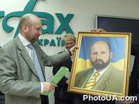 Пресс-конференция Председателя Службы Безопасности Украины Александра Турчинова. К дню рождения А.Турчинова ему подарили портрет с его изображением