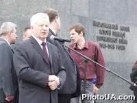 Накануне юбилея Великой Победы Социалистическая партия Украины проводит автопробег, посвященный подвигу народа-победителя в Великой Отечественной войне. На фото: Председатель СПУ Александр Мороз
