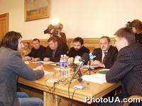 Совещание, посвященное вопросам развития современной украинской музыки под председательством вице-премьер-министра Украины В.Кириленко. В заседании приняли участие Виталий Шевченко, Виктор Набруско и лидер группы "Океан Ельзы" Святослав Вакарчук