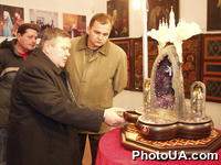 В Успенском соборе Киево-Печерской лавры в рамках выставки "Слово Божье √ родной Украине" состоялась презентация ювелирного изделия столичных мастеров "Лавра небесная"