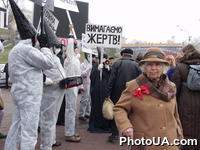 В честь 88-й годовщины Октябрьской революции в Киеве состоялись политические акции. Пикет арт-группы Р.Е.П.