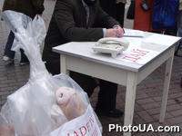 Возле Кабмина прошла неполитическая массовая акция-пикет под названием "Свиньи не виноваты", организованная производителями мяса из разных регионов Украины. Участники акции хотели привлечь внимание руководства страны к проблемам животноводческой отрасли