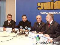 Пресс-конференция на тему: "Причины отставки губернатора Луганской области Олексея  Данилова - политический заказ или криминал?". На фото: Ю.Кармазин, В.Корж, В.Попов и Е.Суглобов