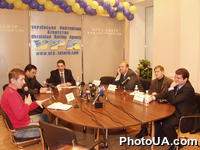 Заседание "круглого стола" на тему "Роль украинских журналистов в оранжевой революции: оправдались ли надежды?". В работе приняли частие ведущие журналисты ТРК "Эра", телеканала "1+1", "Интер",а также политологи