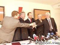 Подписание Соглашения о создании политического Блока Ющенко "Наша Украина". На фото: Р.Безсмертный , А.Кинах, А.Матвиенко, Б.Тарасюк и А.Ивченко