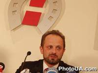 Подписание Соглашения о создании политического Блока Ющенко "Наша Украина". На фото: Глава Совета Политической партии "Народный Союз Наша Украина " Роман Безсмертный
