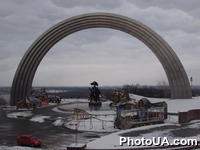 Арка "Дружбы народов" над Днепром в Киеве