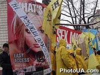 Возле Генеральной прокуратуры Украины в рамках акции "Нет sex-мафии!" был проведен акт "Голый протест"