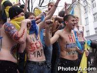 Возле Генеральной прокуратуры Украины в рамках акции "Нет sex-мафии!" был проведен акт "Голый протест"