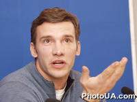 Пресс-конференция на тему: "Компания "Оболонь" подводит итоги общеукраинской акции и объявляет о начале сотрудничества с известным футболистом, игроком национальной сборной А.Шевченко". На фото: игрок национальной сборной Украины А.Шевченко