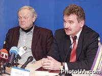 Пресс-конференция лидеров "Блока Бориса Олейника и Михаила Сироты" на тему: " Михаил Сирота и Андрей Федур требуют от власти открытого судебного процесса в деле убийства журналиста Г.Гонгадзе". На фото: Б.Олейник и М.Сирота