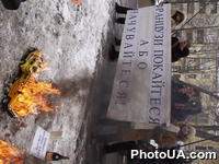 Акция, организованная партией "Братство" под зданием посольства Франции. В знак протеста против публикации карикатур Иисуса Христа во французской печати участники акции под зданием посольства сожгли игрушечные автомобили.