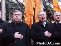 Акция партии "Наша Украина" "Оранжевая Волна - "Встреча Знамени Победы". На фото: лидер Партии промышленников и предпринимателей Анатолий Кинах, лидер УРП "Собор" А.Матвиенко и глава НРУ Борис Тарасюк