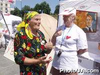 Активная участница Оранжевой революции 66-летняя Прасковья Королюк на Майдане Незалежности среди сторонников Юлии Тимошенко