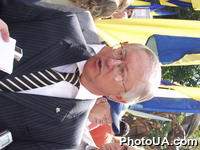 Министр иностранных дел Украины Борис Тарасюк выступает на церемонии открытия памятника Вячеславу Черноволу в Киеве