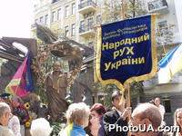 Накануне празднования 15-летия Независимости Украины на углу улицы Грушевского и Музейного переулка в Киеве был открыт памятник Вячеславу Черноволу