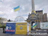 Палатка на Майдане Незалежности в виде здания Верховной Рады Украины
