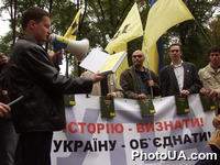 Возле Кабинета Министров Украины Всеукраинская общественная организация "Общественная кампания ПОРА" провела акцию "ПОРА изучать историю", приуроченную к 64-й годовщине Украинской повстанческой армии